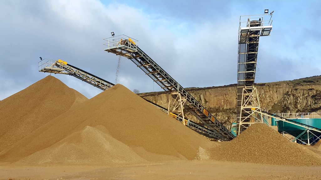 Aggregate on conveyor belts at Montcliffe