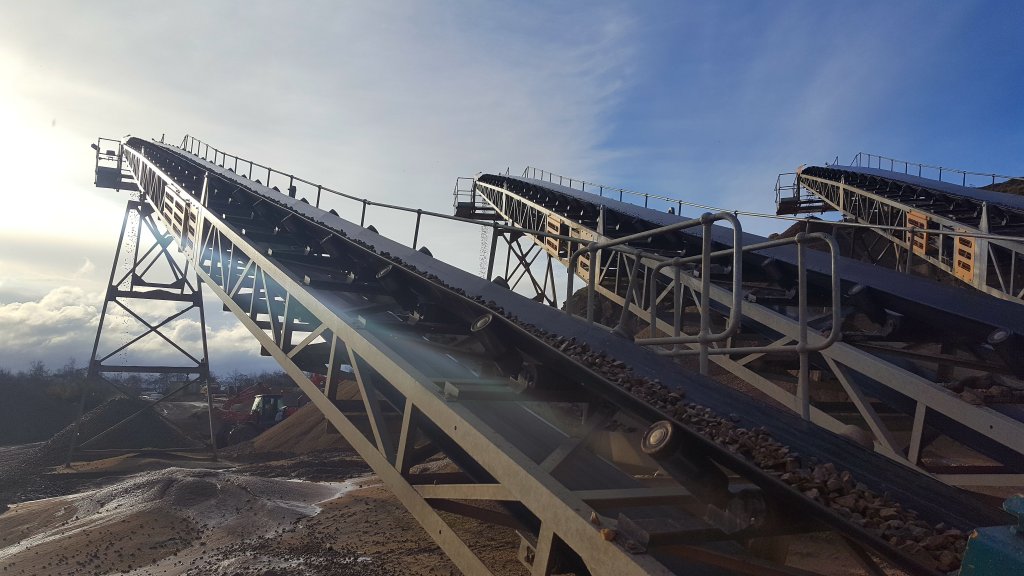 Aggregate conveyor belts